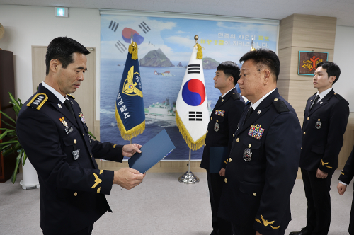 (26.07.01.) ‘가족들이 계급장을 달아주던 날’ 동해해경, 승진임용 및 모범공무원 정부포상 수여식 개최 3