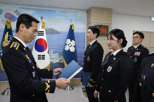 (26.07.01.) ‘가족들이 계급장을 달아주던 날’ 동해해경, 승진임용 및 모범공무원 정부포상 수여식 개최 4