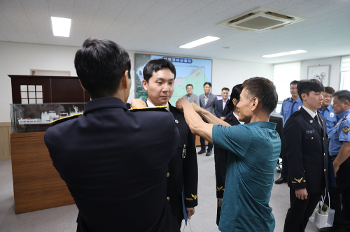 (26.07.01.) ‘가족들이 계급장을 달아주던 날’ 동해해경, 승진임용 및 모범공무원 정부포상 수여식 개최 1