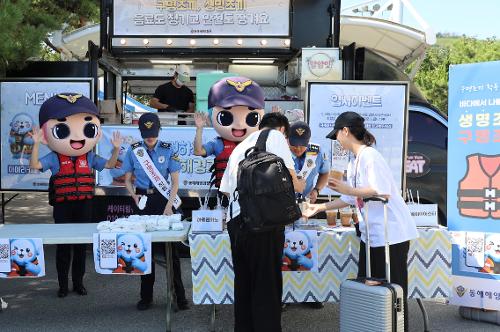 (26.08.08.) 여행의 시작은 안전부터…동해해경, 묵호역서 구명조끼 생명조끼 홍보 캠페인 실시 5
