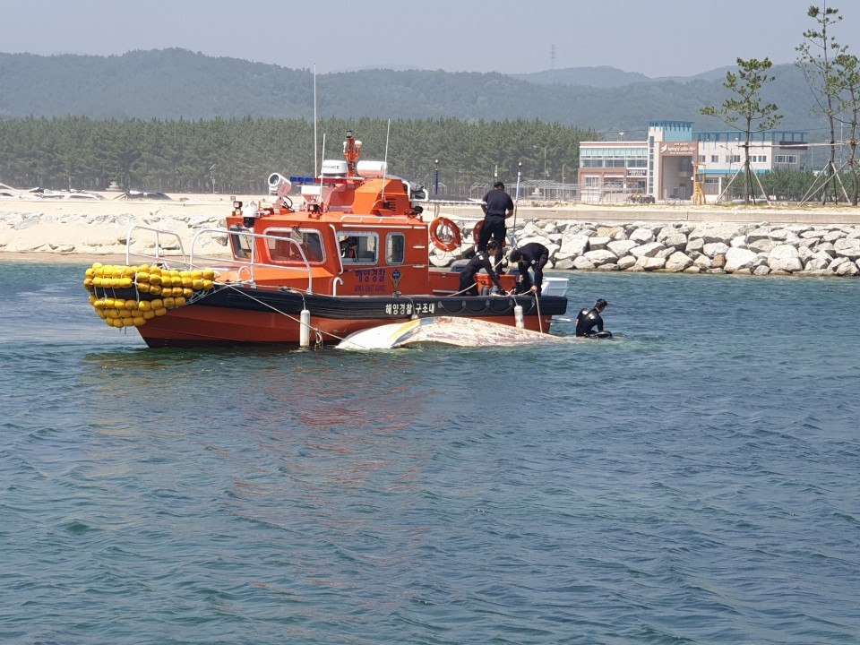 전복보트 구조중인 울진해경 구조대