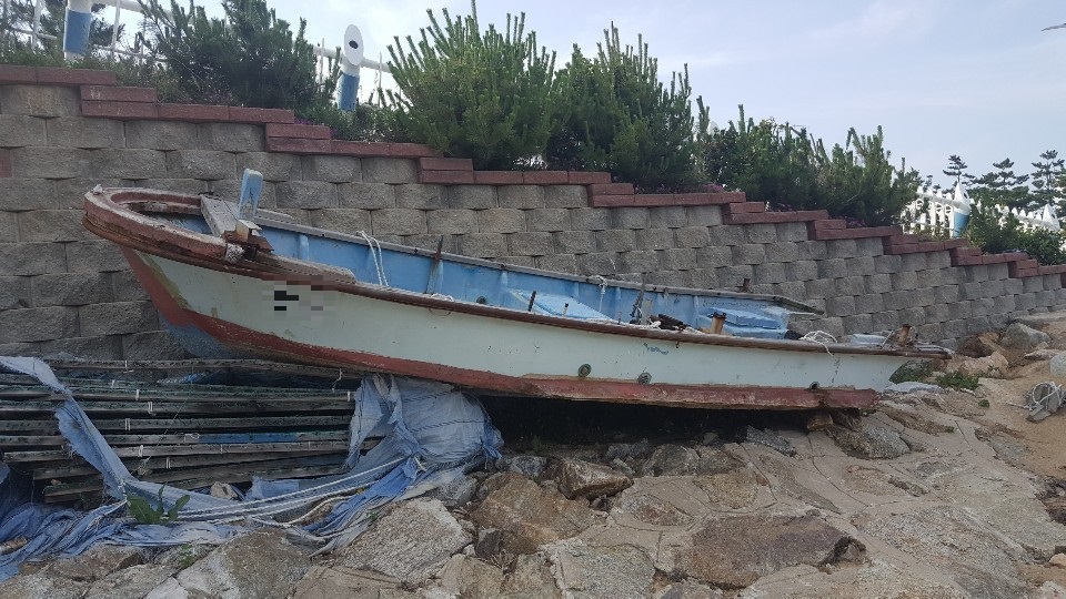 육상에 양륙되어 있는 FRP재질 선박