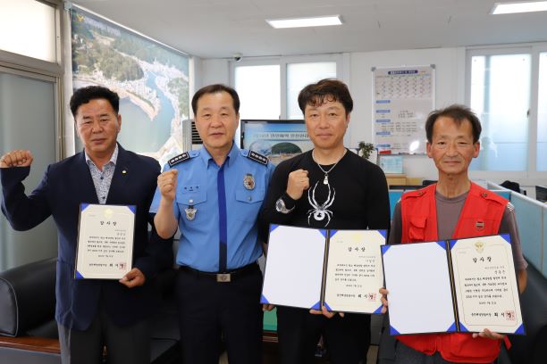 시민들에게 감사장 전하는 최시영 울진해경서장