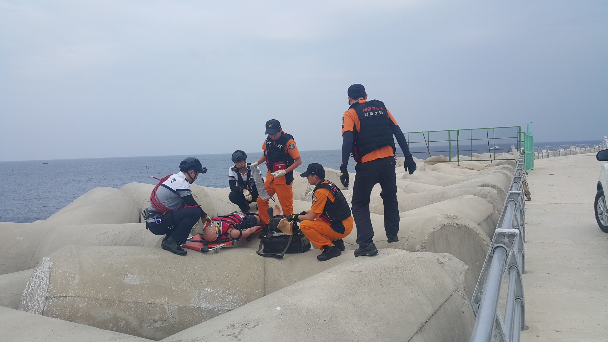 방파제 낚시객 해상추락 구조 훈련중인 울진해경
