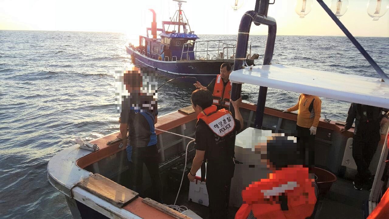 완도해경, 보길도 해상 조타기 고장 22명 승선한 낚싯배 구조