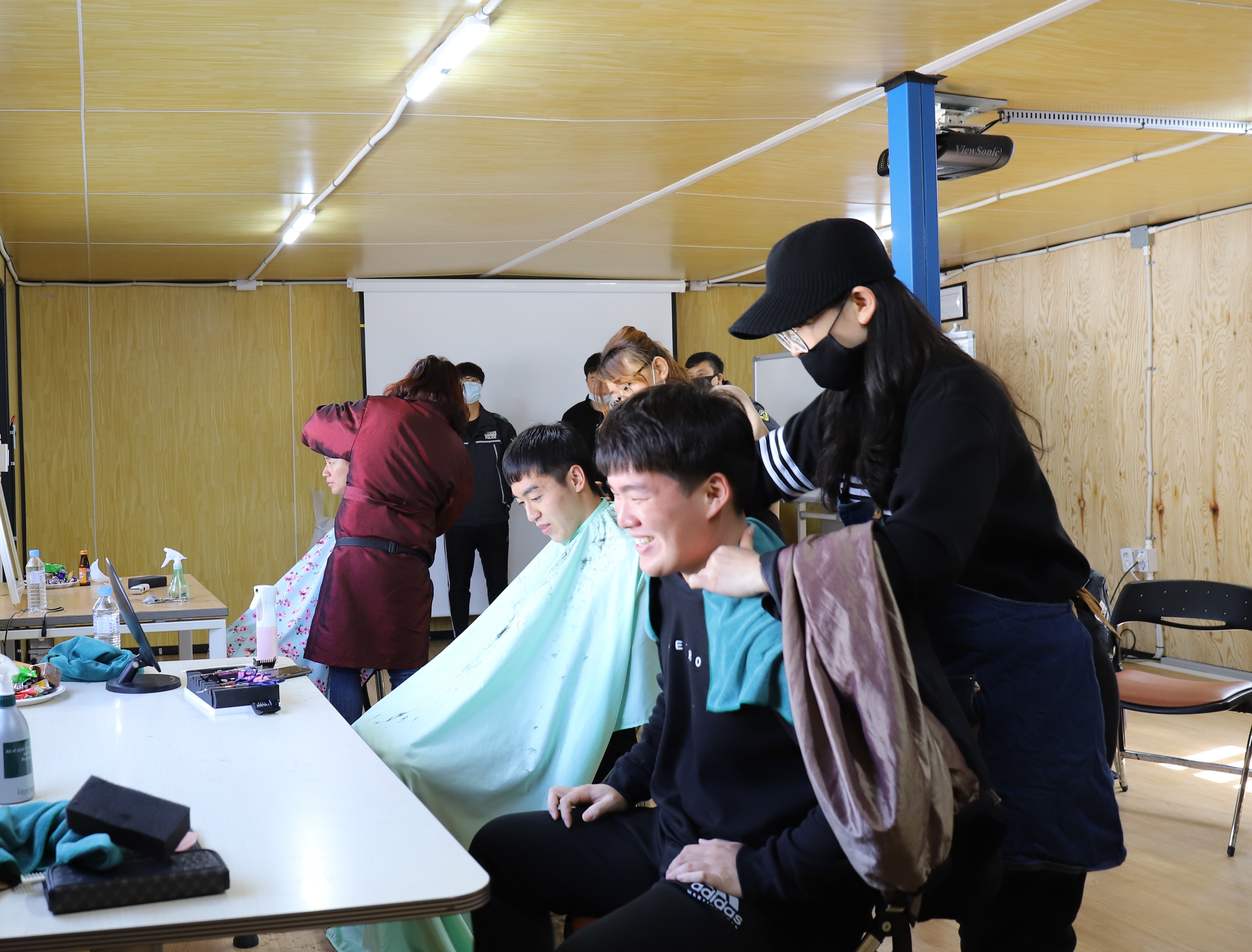 울진해경의경이 이발을 하며 웃고있다.