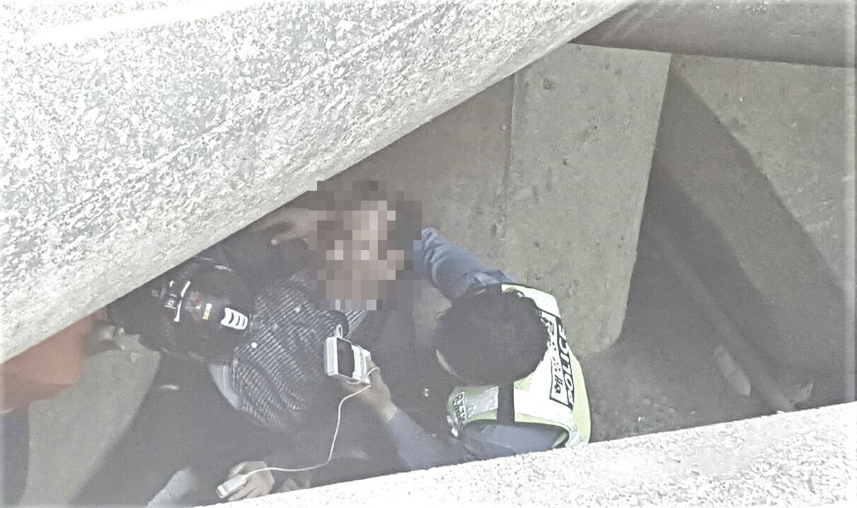 울진해경이 방파제추락 낚시객을 응급조치하고 있다
