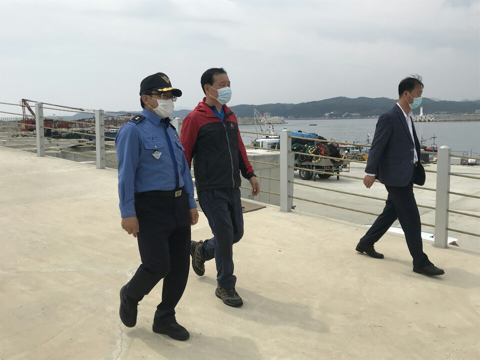 울진해경서장과 파출소장이 방파제와 안전 시설물을 점검하고 있다1