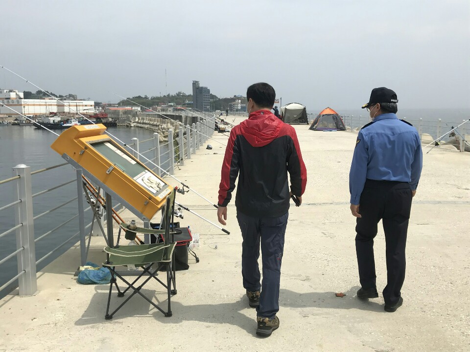 울진해경서장과 파출소장이 방파제와 안전 시설물을 점검하고 있다2