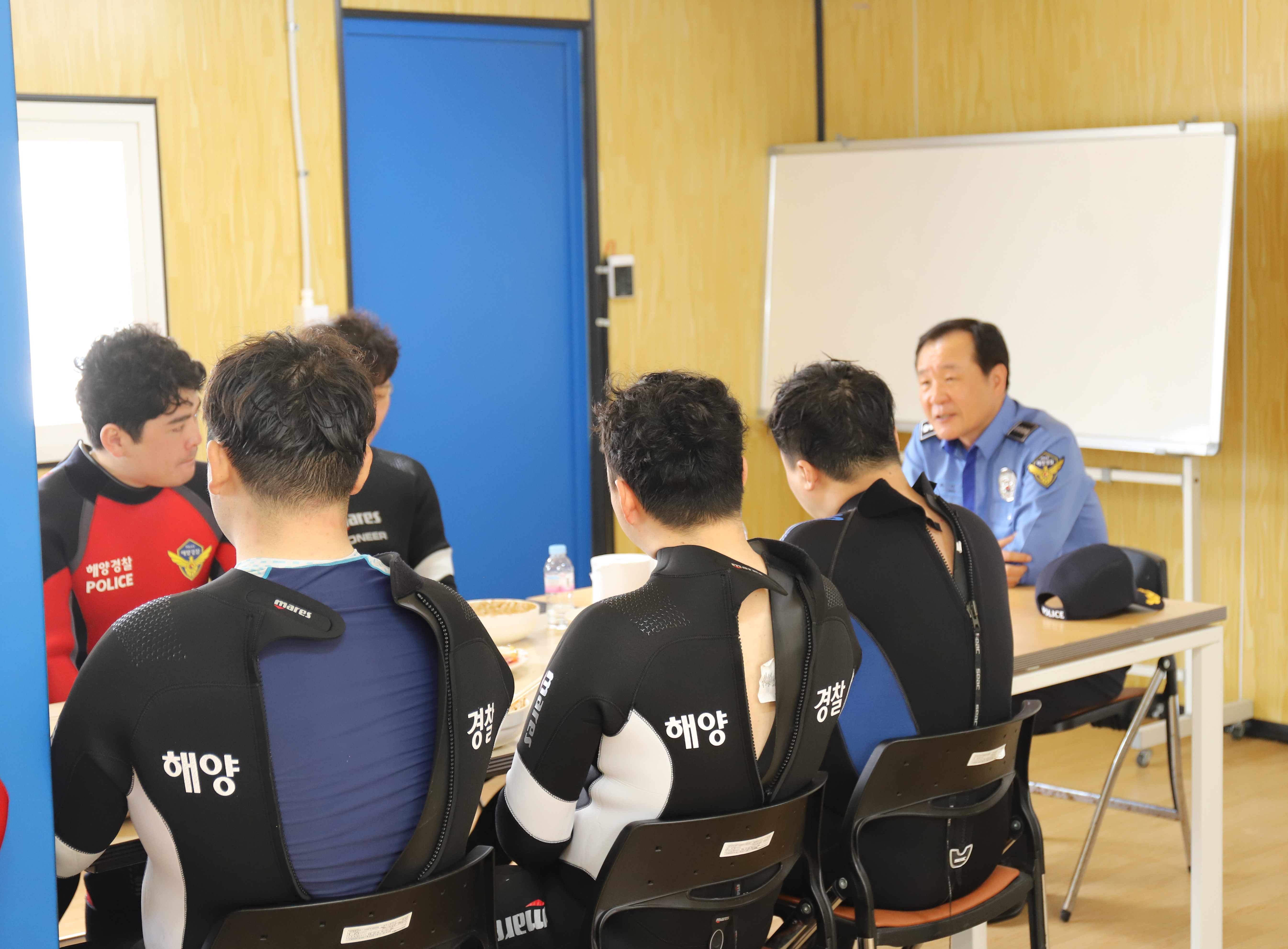 지휘관과 함정파출소 현장 경찰관들과 자장면 소통