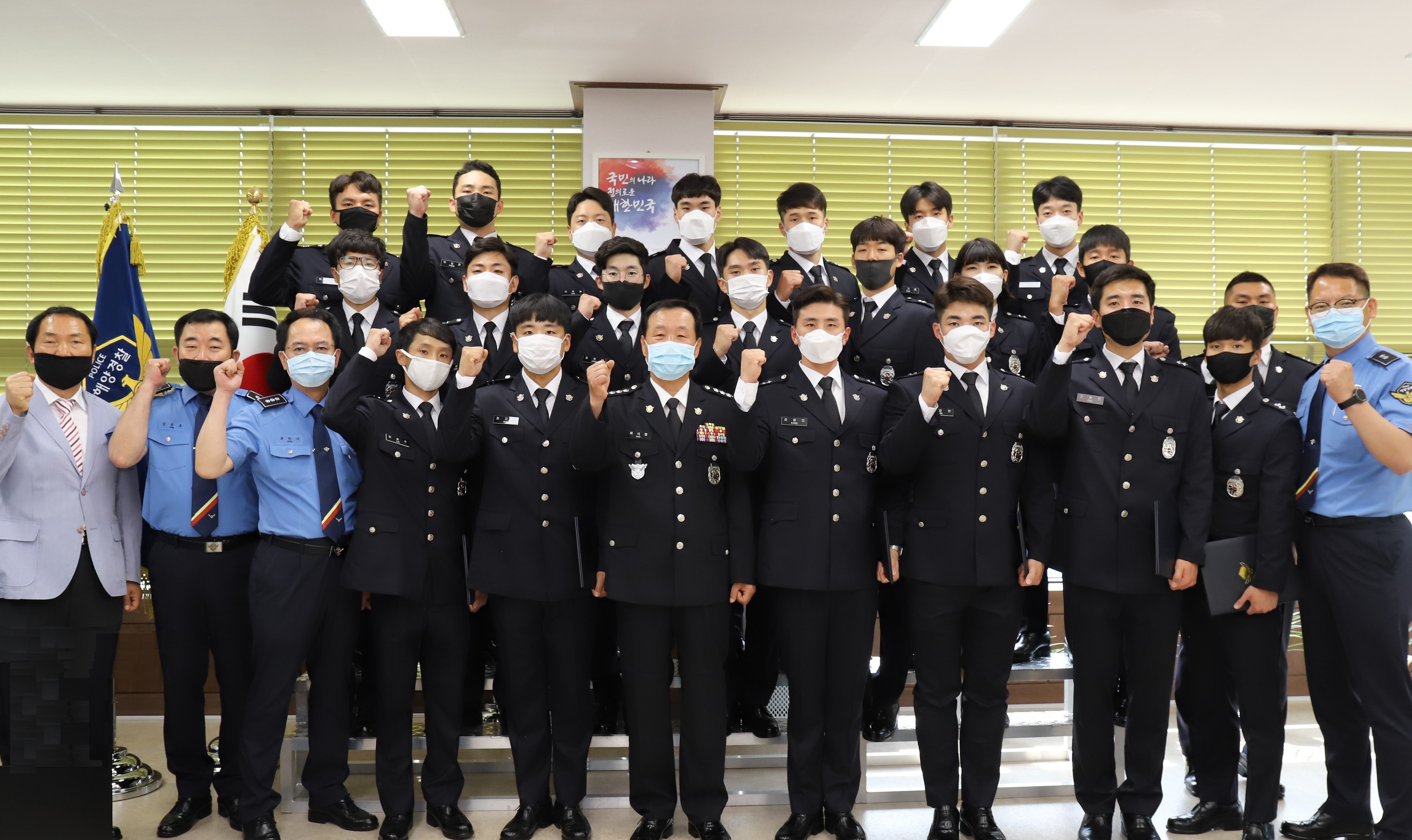 울진해경 신임해양경찰관이 임용식후 화이팅을 하고 있다