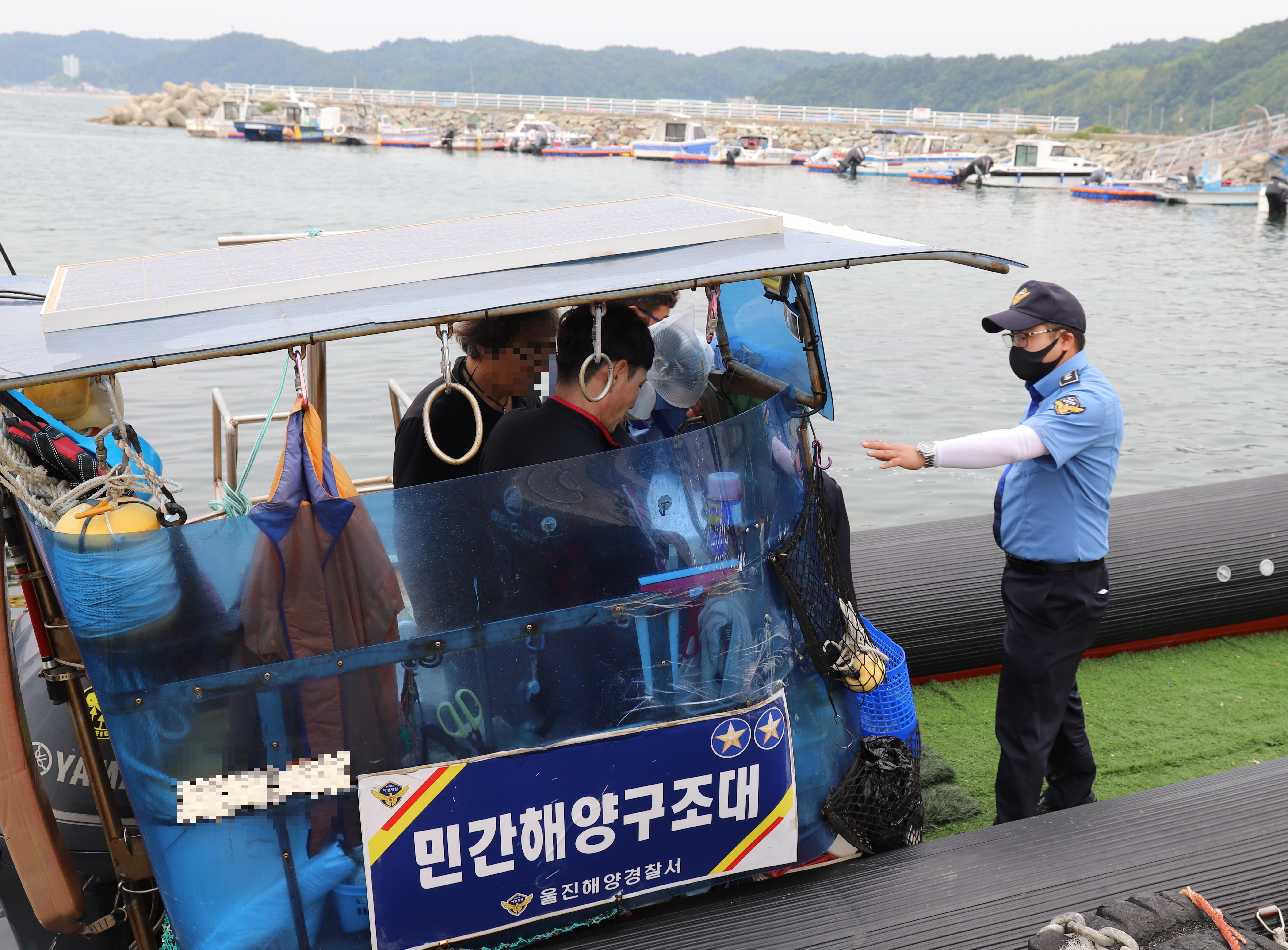  울진해양경찰서(서장 최시영)는 18일 수상레저 안전사고 예방을 위한 ‘수상레저기구 무상점검 서비스 및 구명조끼 의무 착용 생활화 캠페인’을 실시 하였다고 밝혔다.