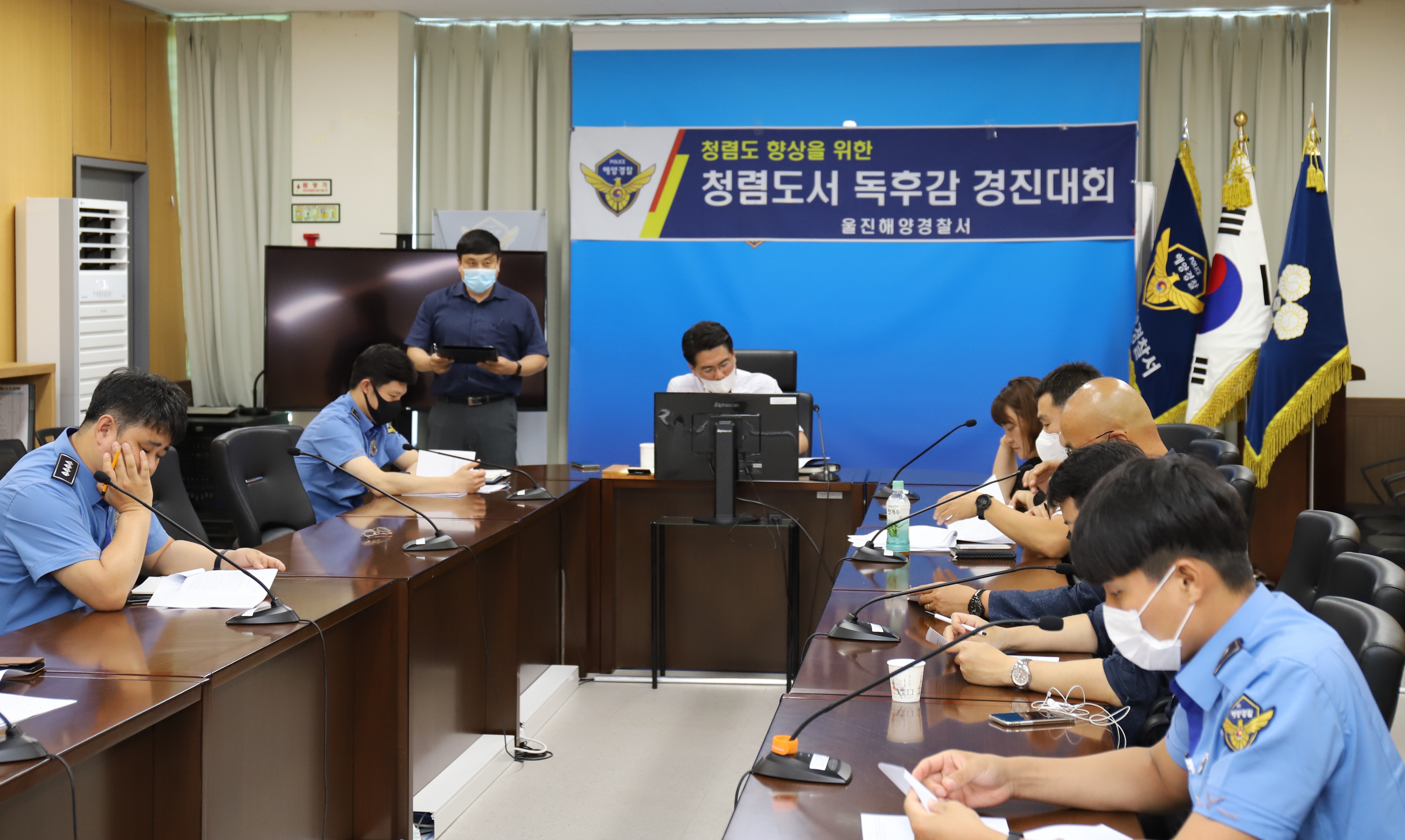 울진해경 경찰관이 청렴독후감을 발표하고 동아리 회원들이 평가를 하고 있다 1