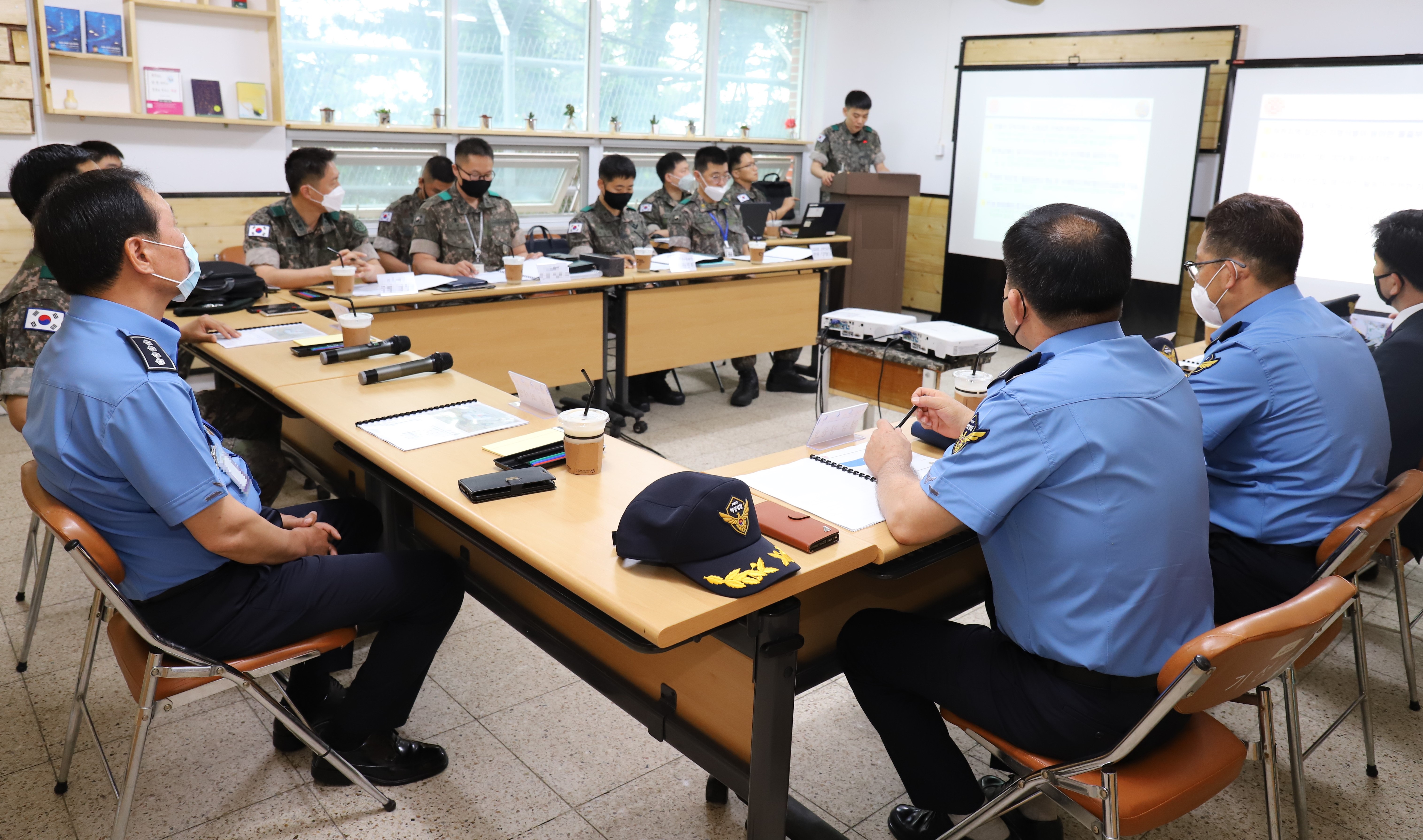 울진해양경찰서장이 육군 5312부대장과 해안경계강화 방안 토의를 하고있다2-2(배포)