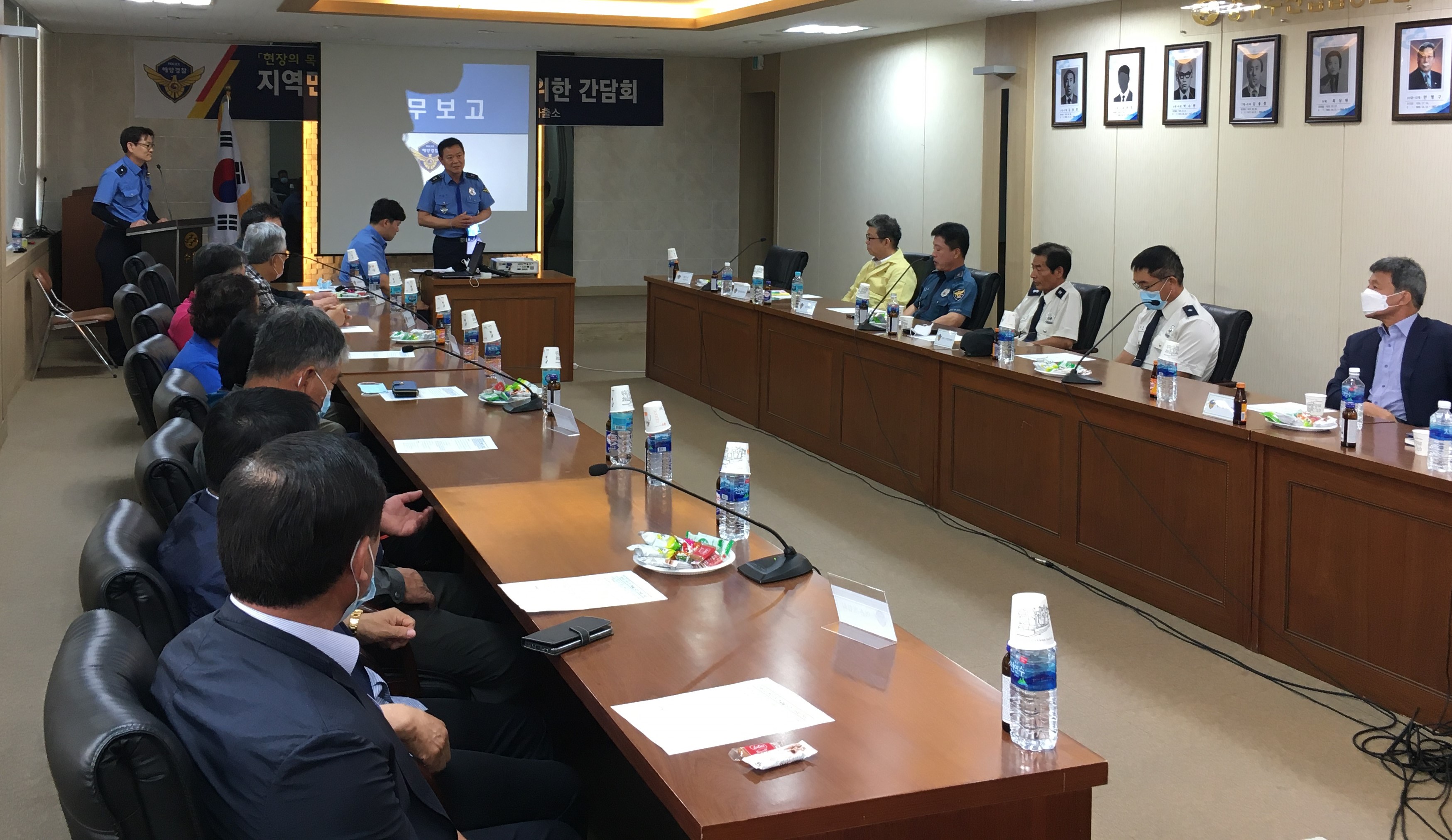 울진해경 강구파출소장이  간담회 참석자에게 현장 소통 해상치안서비스 제공을 위한 설명하고 있다