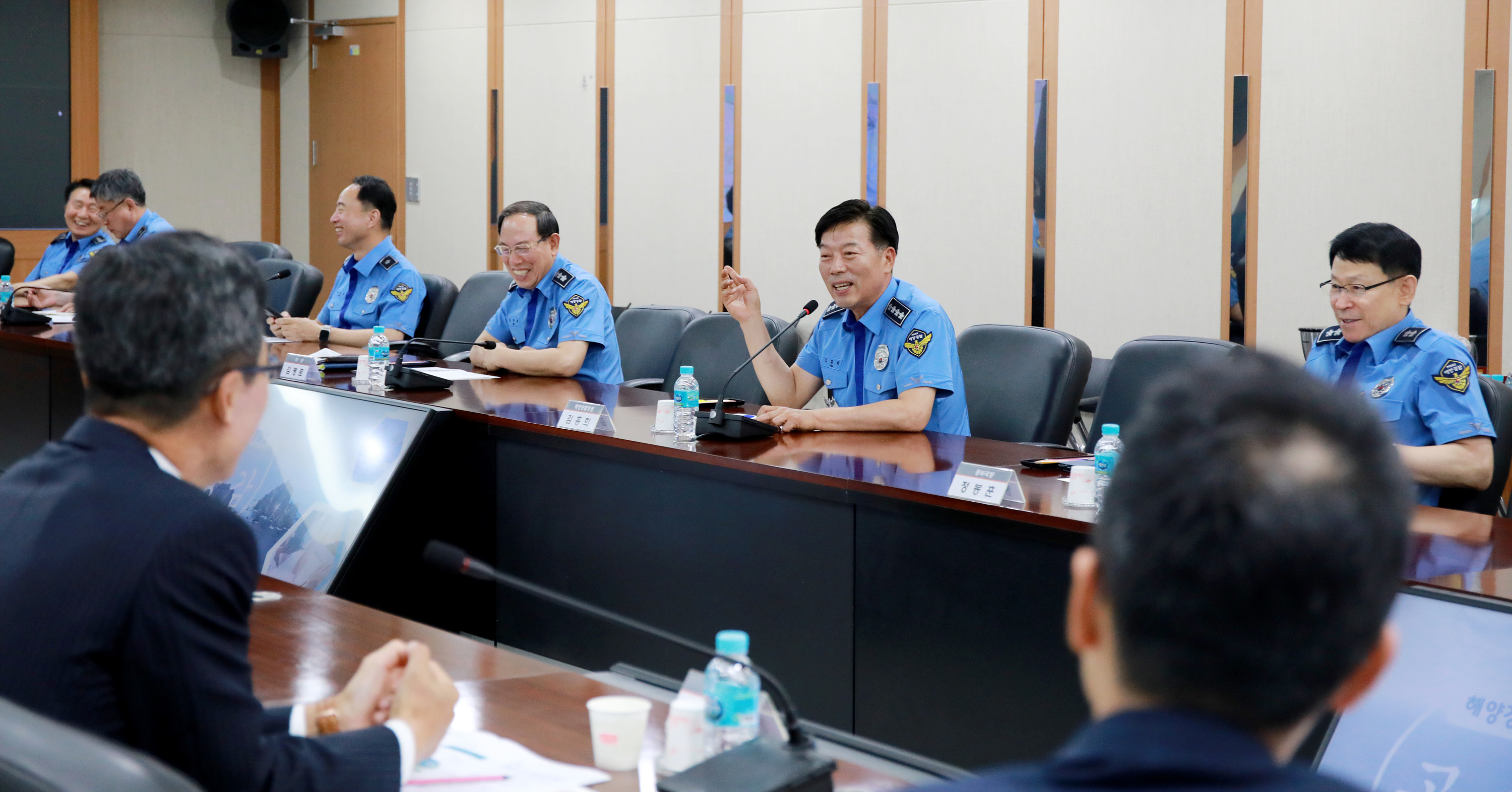 (사진) 해양경찰청장이 초대 감사자문위원회에 신뢰받는 조직으로 자리매김 할수 있도록 아낌없는 감사 자문을 당부하고 있다 (1)