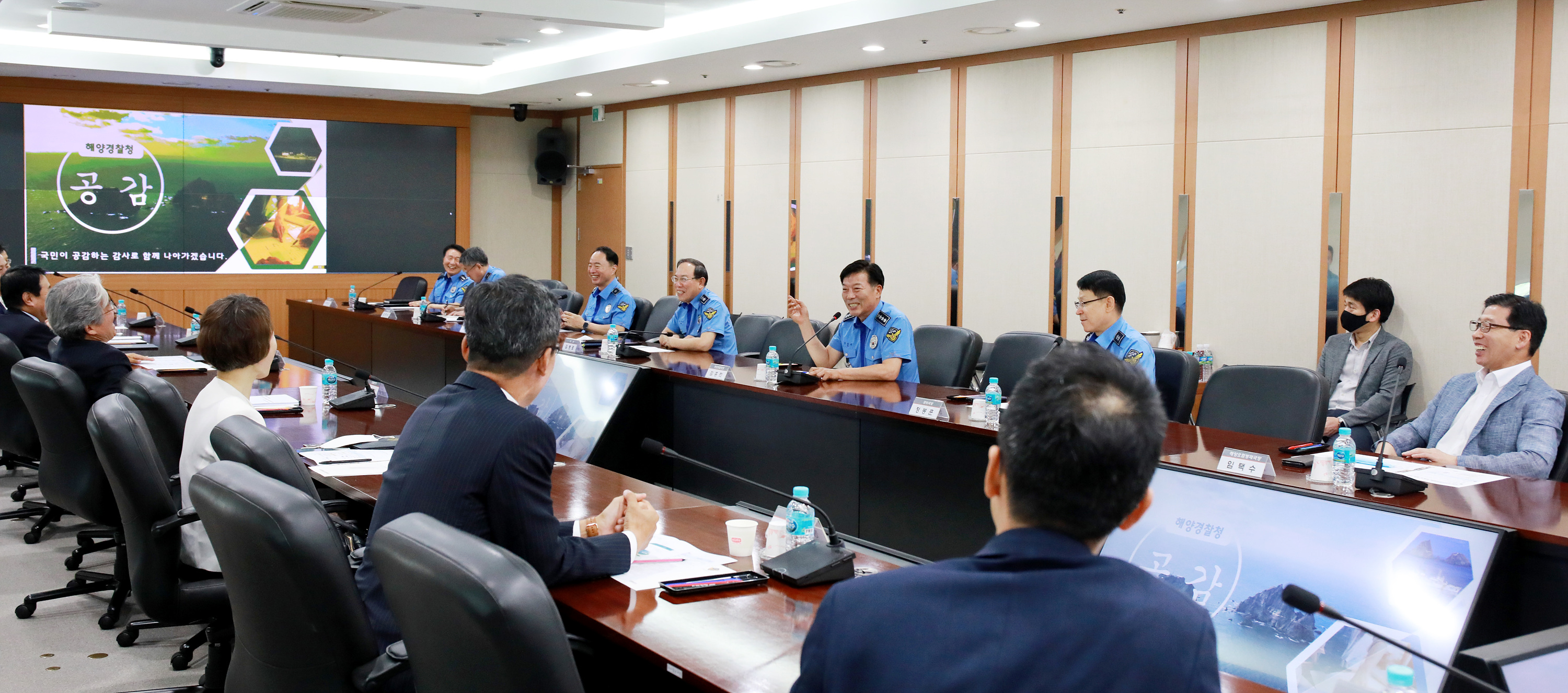 (사진) 해양경찰청장이 초대 감사자문위원회에 신뢰받는 조직으로 자리매김 할수 있도록 아낌없는 감사 자문을 당부하고 있다 (2)