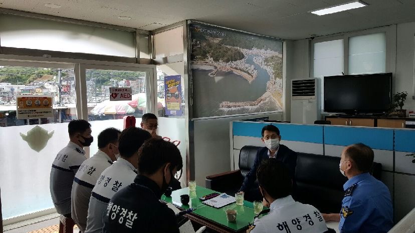 울진해경서장이 파출소 직원들에게 애로사항을 청취하고 있다