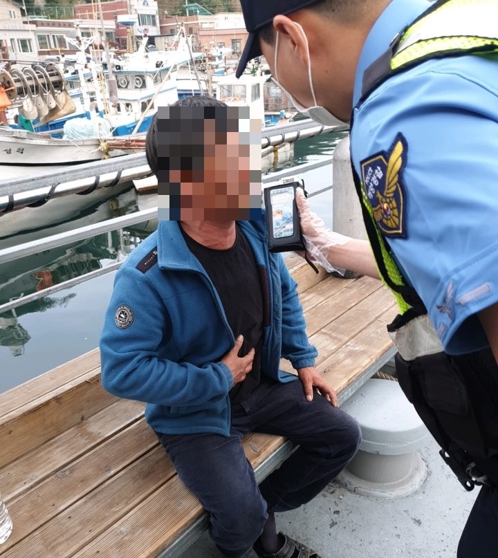 울진해경이 선장을 상대로 음주측정을 하고 있다