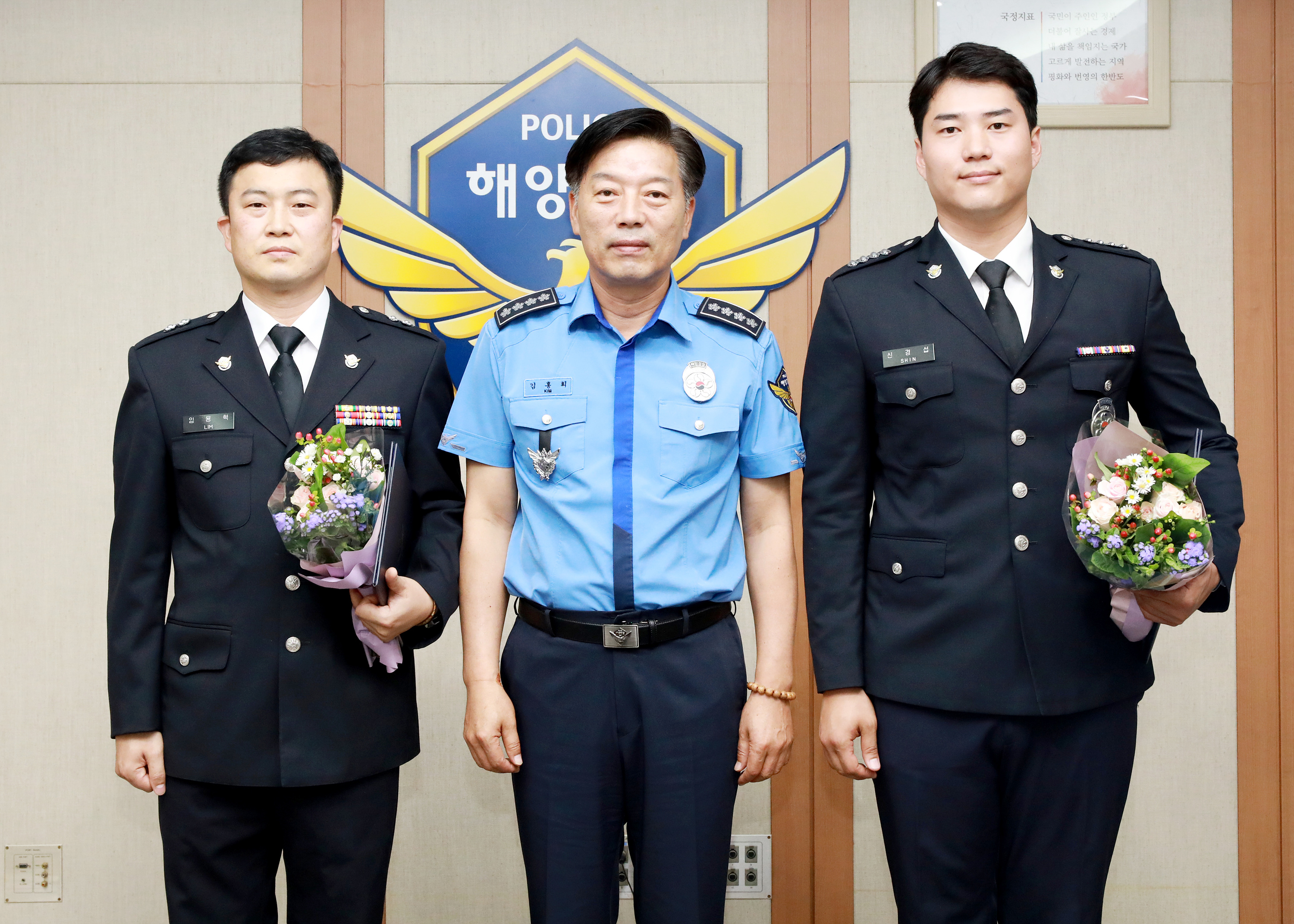 (사진) 조직발전에 기여한 공로로 경찰관 2명(좌,임용혁 우,신경섭) 특별승진 임용했다.