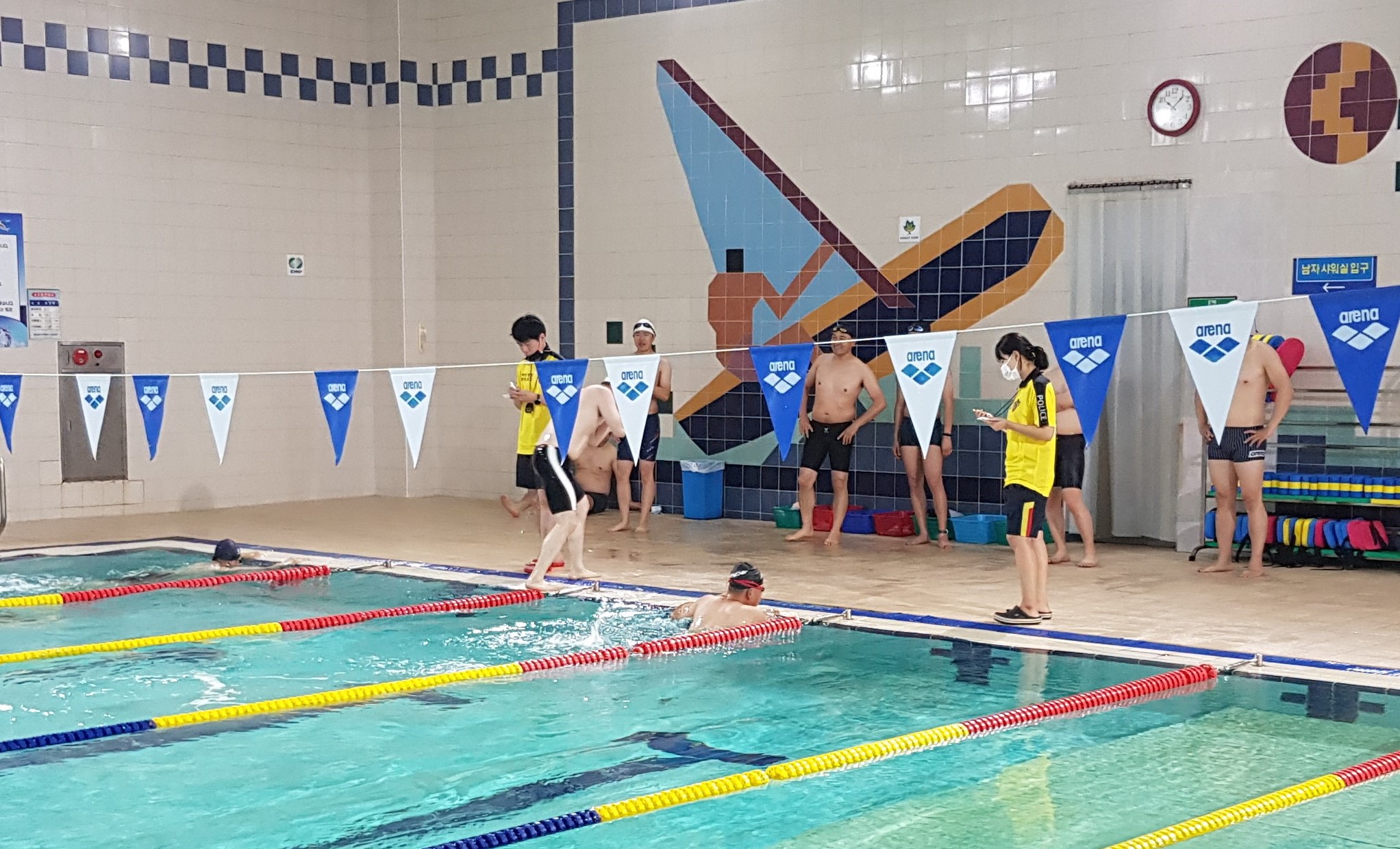 울진해경이 수영능력평가를 하고있다1