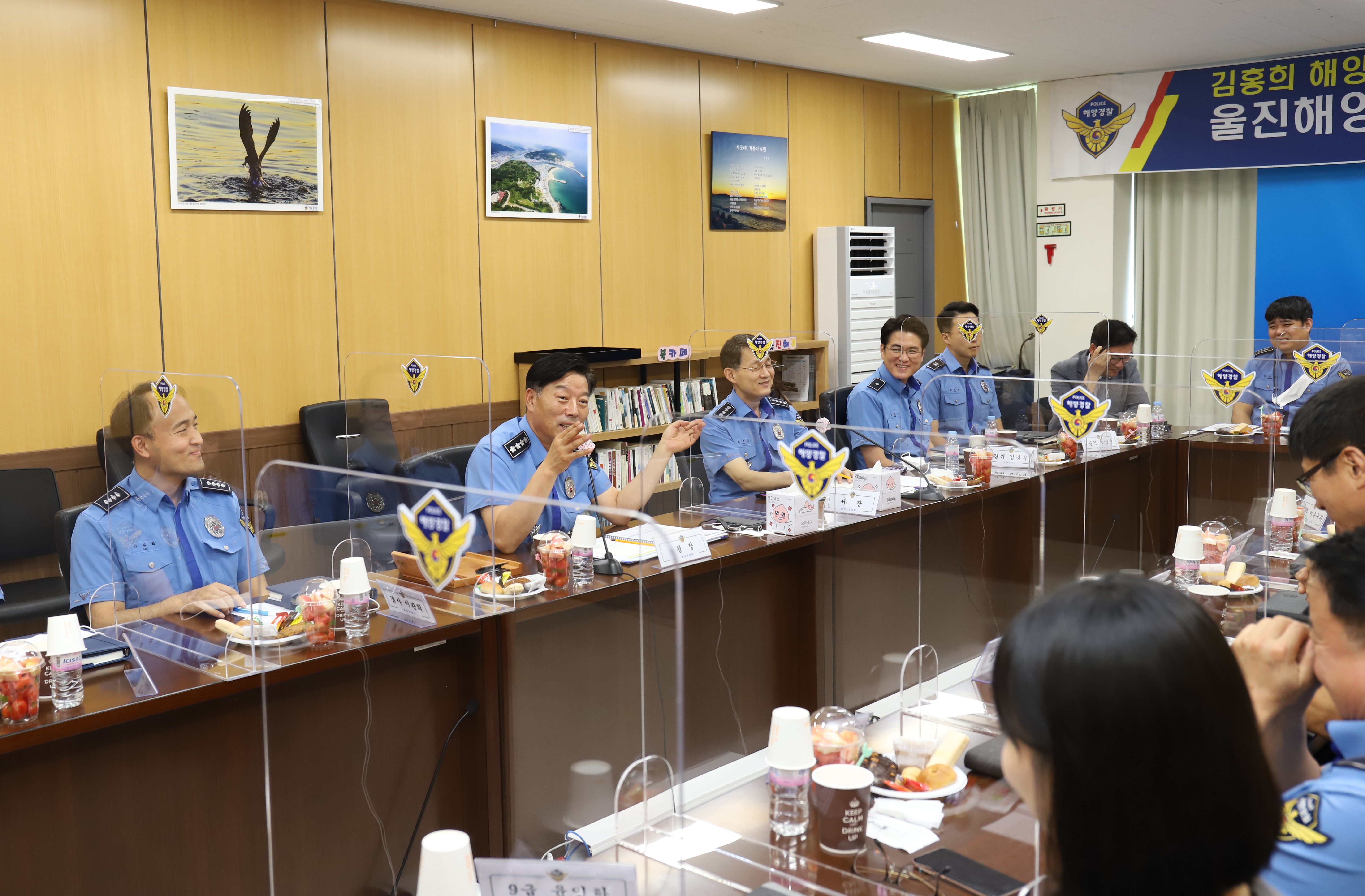 김홍희 해양경찰청장이 울진해양경찰서 직원들과 자유롭게 소통 정담회를 하고 있다