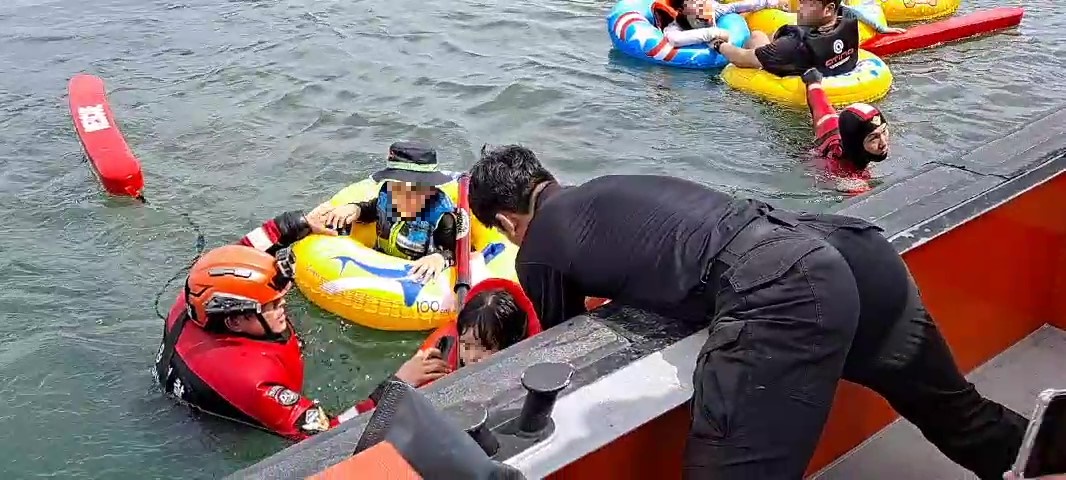 울진해경구조대가 표류한 어린이들을 구조하고 있다