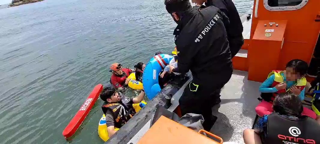 울진해경구조대가 표류한 어린이들을 구조하고 있다