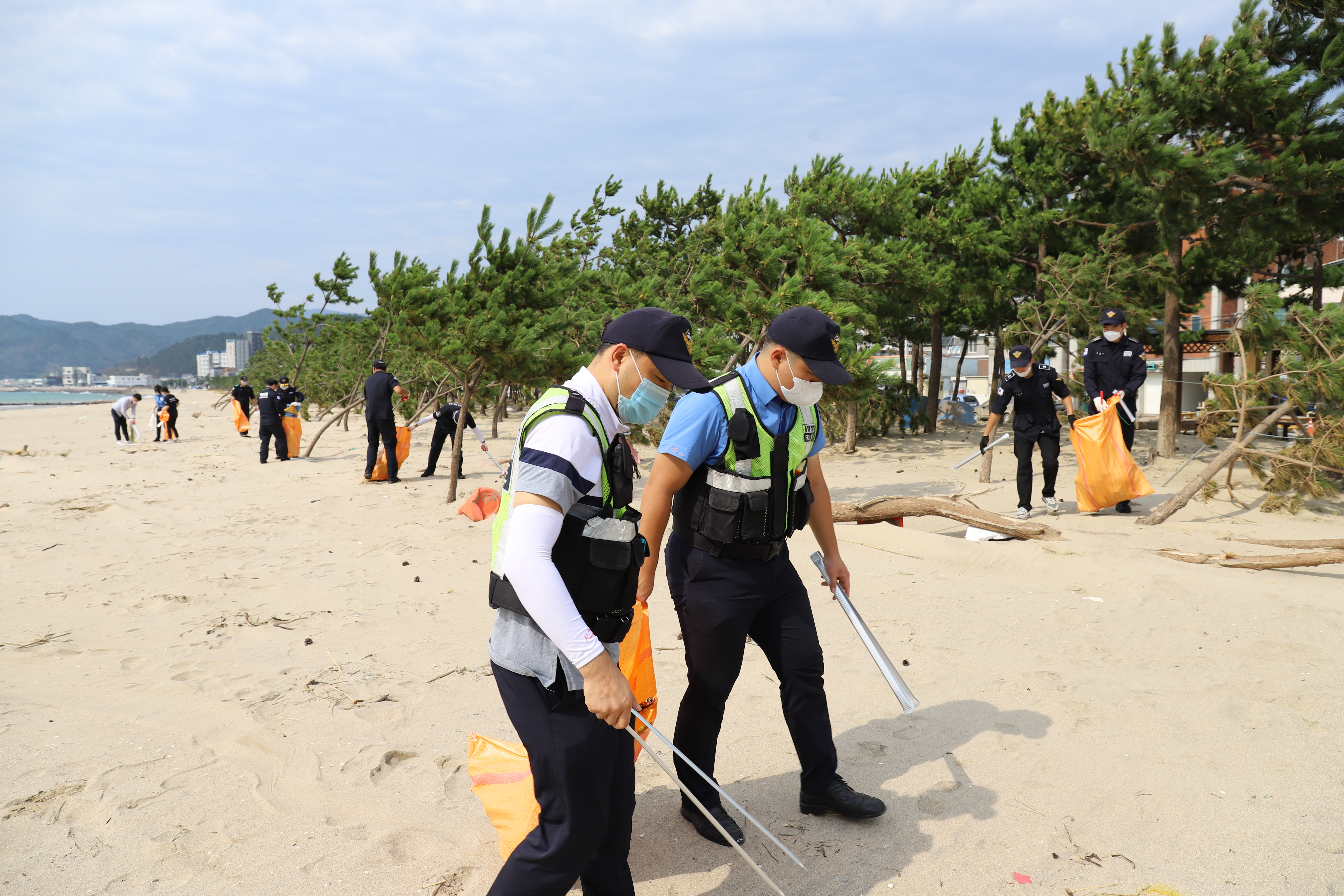 울진해경이 후포해수욕장 일대 해양쓰레기 정화활동후 쓰레기를 정리하고 있다