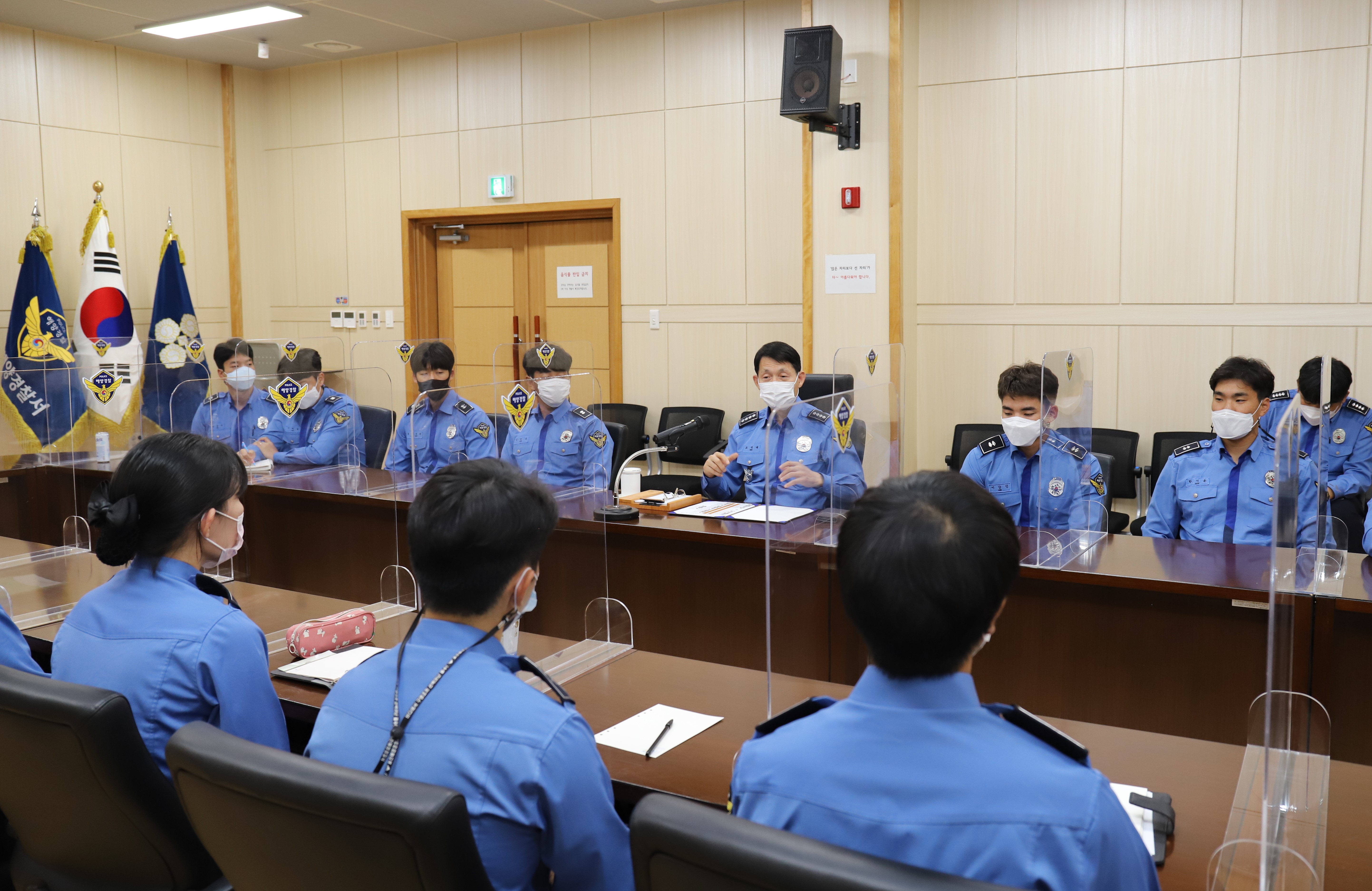 울진해양경찰서장이 240기 신임해양경찰관과 간담회를 하고 있다
