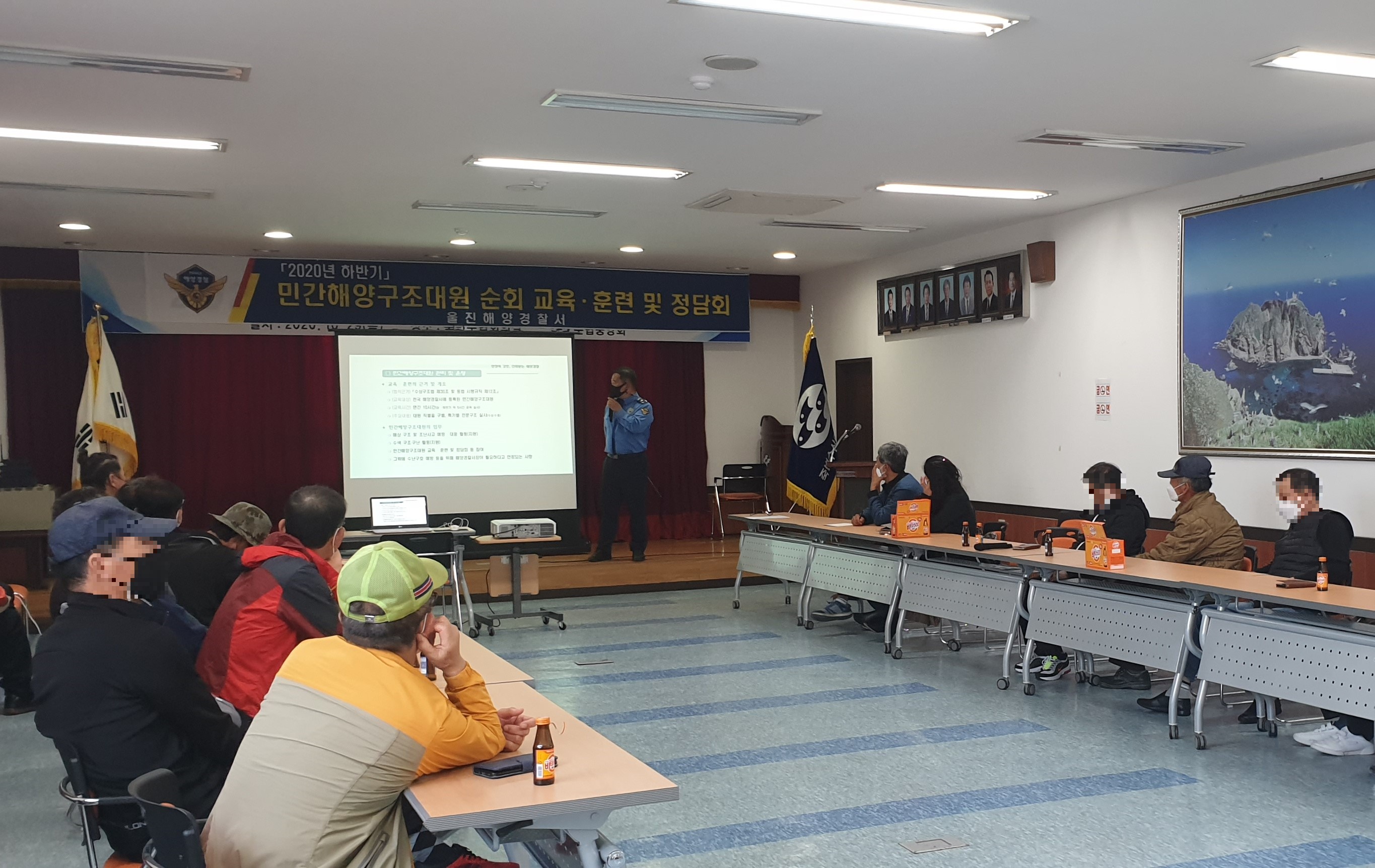 울진해경이 민간해양구조대를 대상으로 교육 및 정담회를 실시하고 있다1