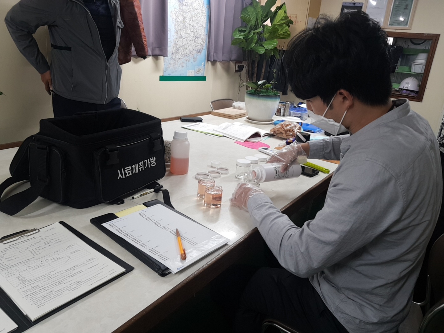 울진해경이 선박에서 연료유 시료를 채취하고 있다