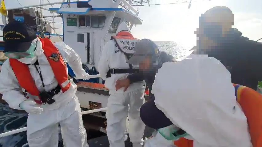 울진해경이 손가락 절단환자를 긴급이송하고 있다