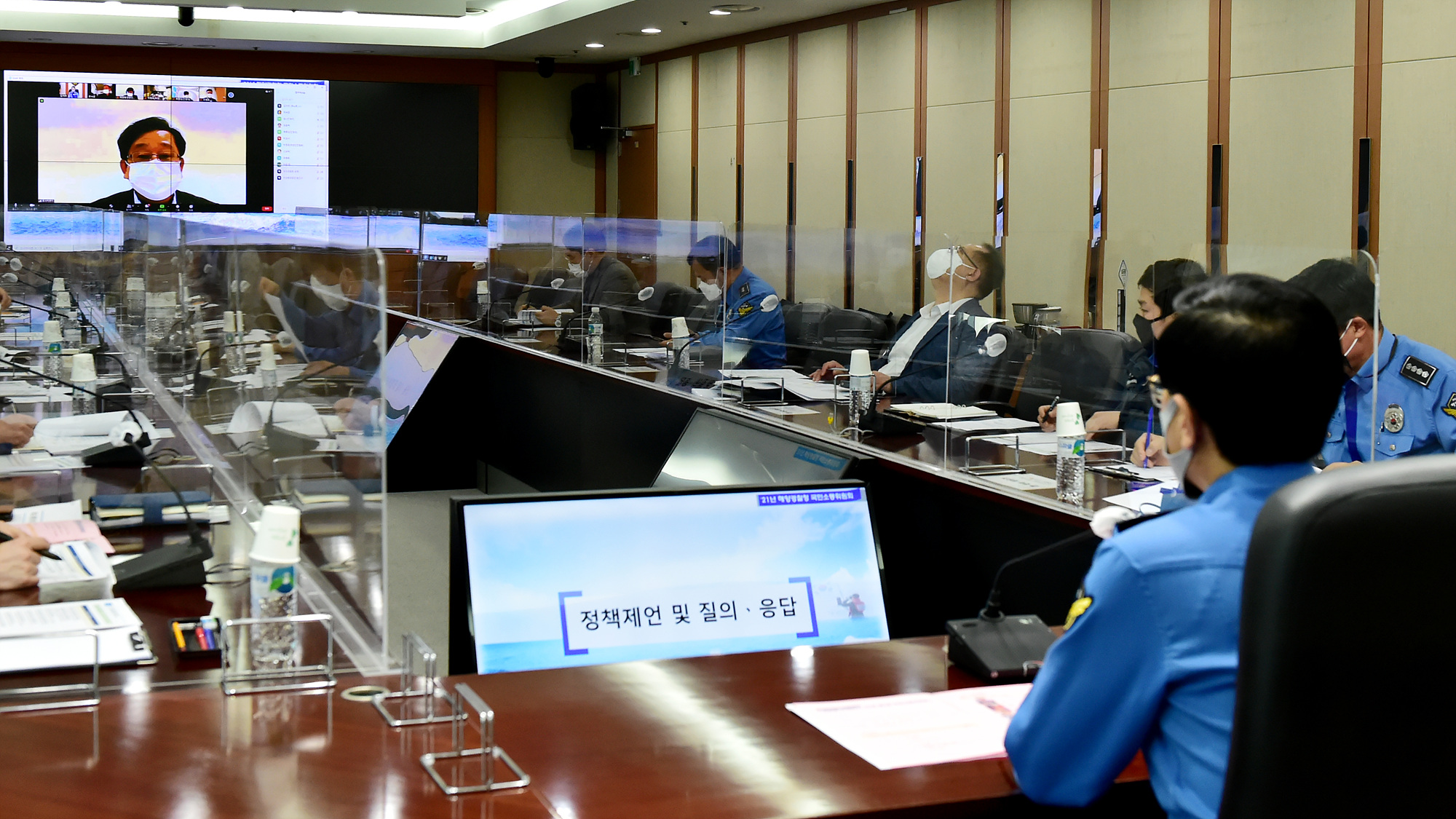 국민소통위원회 회의 중 해양주권 분야 호사카 유지 교수의 의견을 청취하고 있다