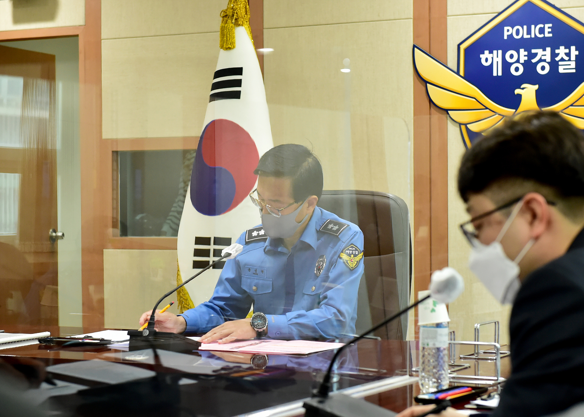 국민소통위원회 위원들의 의견을 청취하고 있는 윤성현 기획조정관