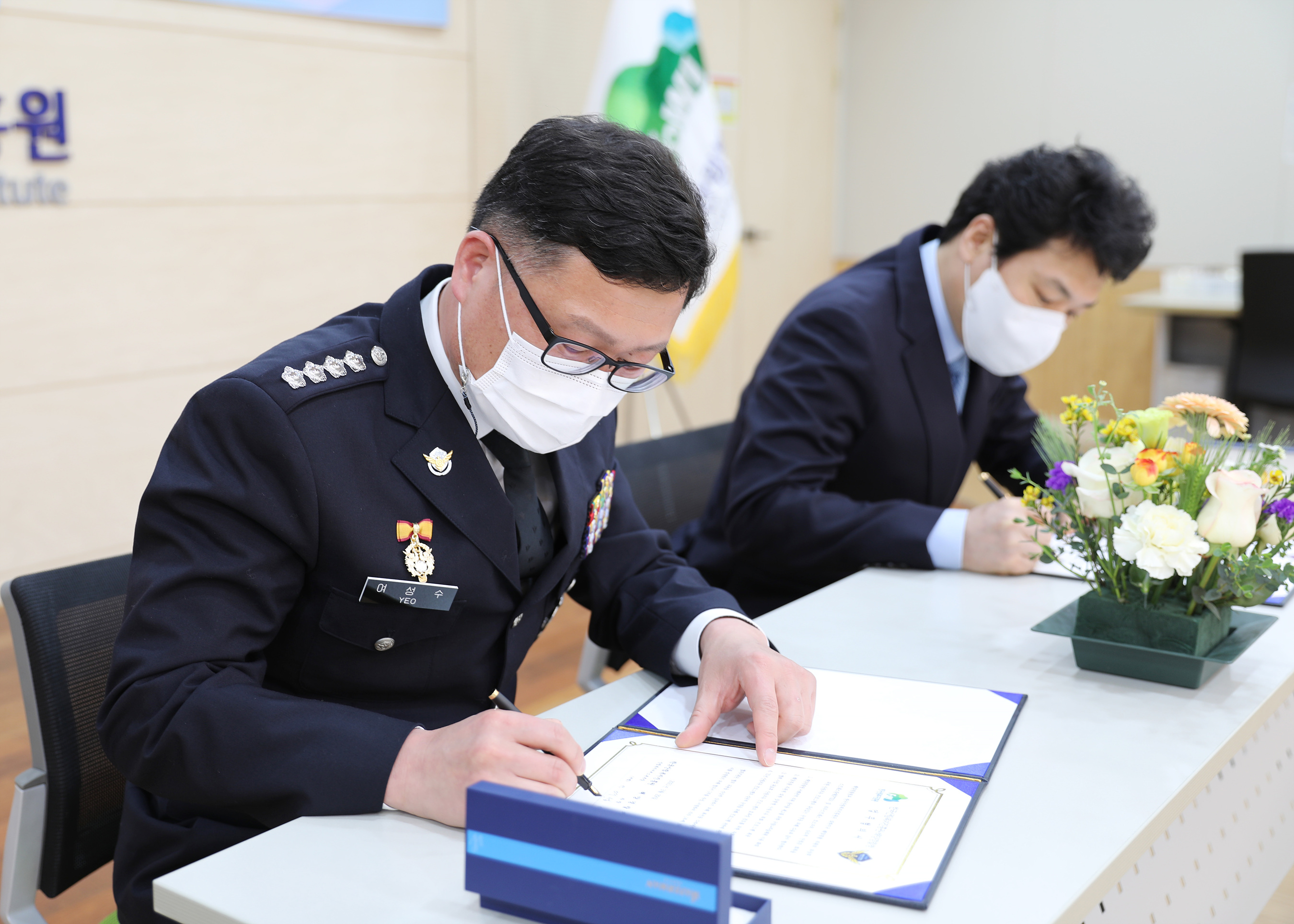 해양경찰청 여성수 운영지원과장과 한국산림복지진흥원 연성훈 산림복지서비스본부장이 업무협약서에 서명하고 있다 해양경찰청 여성수 운영지원과장과 한국산림복지진흥원 연성훈 산림복지서비스본부장이 업무협약서에 서명하고 있다
