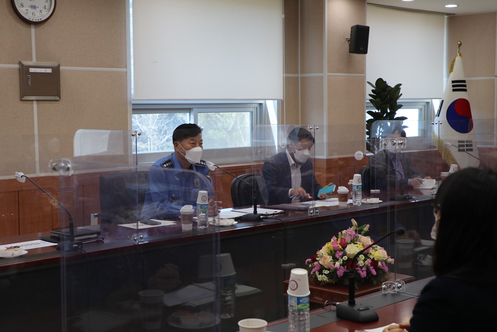 김홍희 해양경찰청장이 30일 군산해양경찰서에 방문해 최일선 해양경찰관들의 목소리를 듣고 소통하는 시간을 가지고 있다.