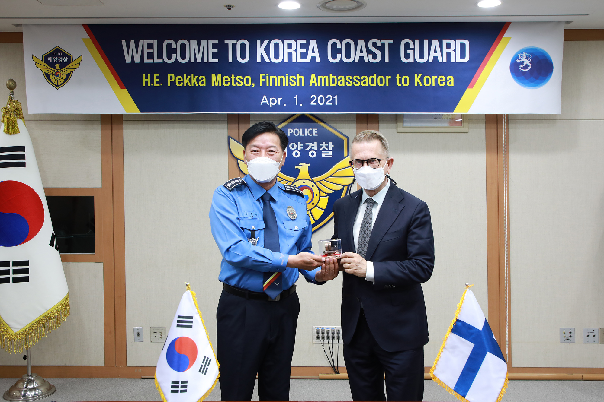 김홍희 해양경찰청장(왼쪽)이 페카 메쪼 주한 핀란드 대사(오른쪽)에게 해양경찰청 방문 기념품을 전달하고 있다