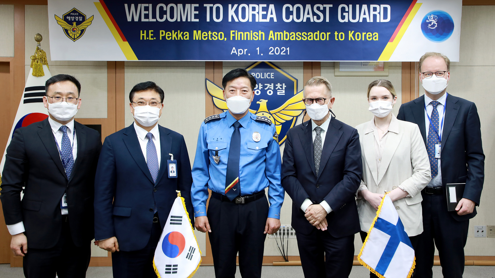업무협의를 마치고 참석자 모두 기념사진을 촬영하고 있다