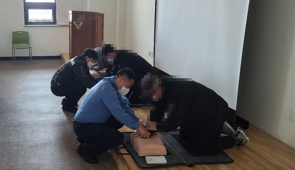 군산해경이 심폐소생술을 이용한 응급환자 처치술을 교육 중에 있다.