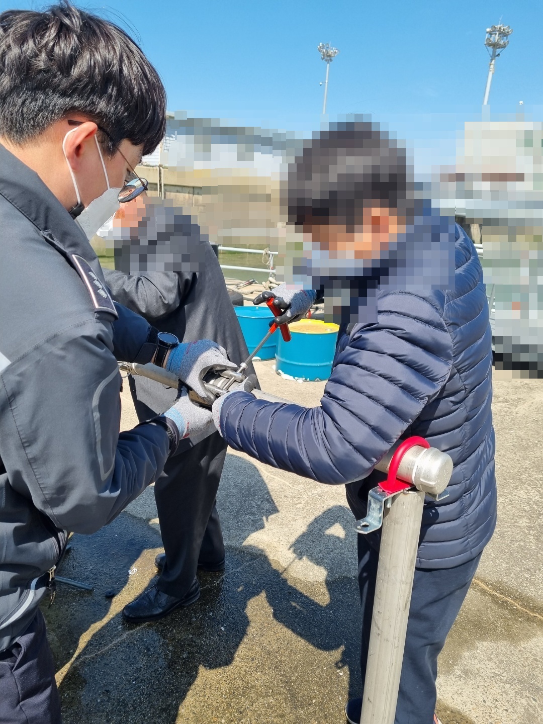 군산해경이 침수 사고를 대비해 파이프 파공 부위  보수 방법 등을 교육하고 있다.
