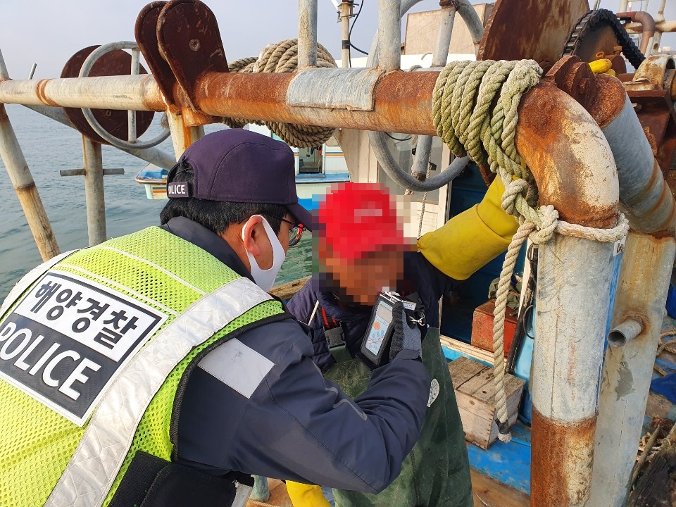  군산해경이 어선 선장을 상대로 음주측정을 하고있다.