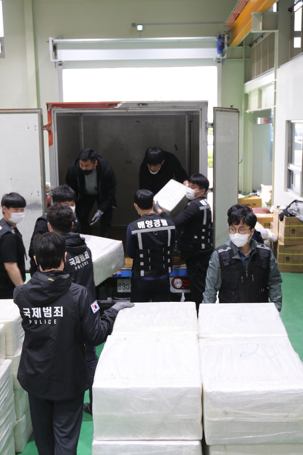군산해경이 해상 밀수조직을 검거하고, 시가 4억 원 상당의 중국산 담배 293상자를 발견해 해당 물품을 압수했다.