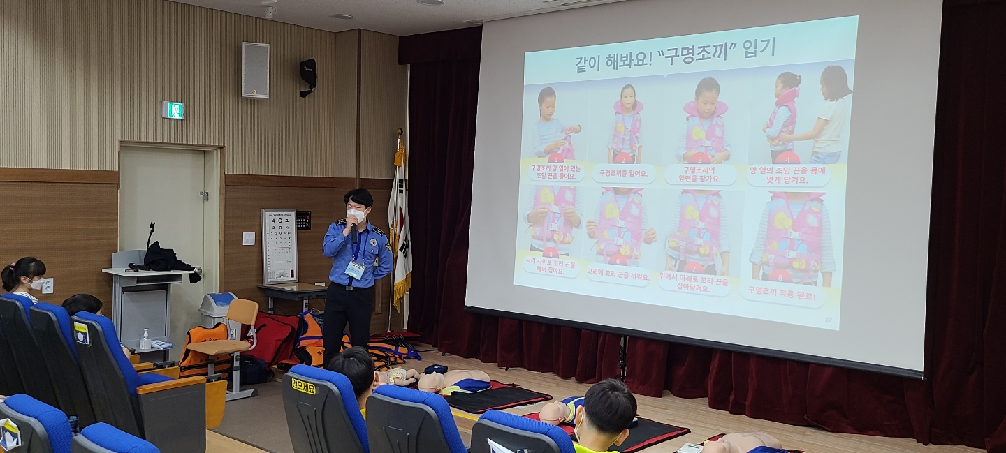 군산해경이 지난 26일 전주 양현초등학교를 직접 찾아가 연안 안전교육을 진행하고 있는 모습