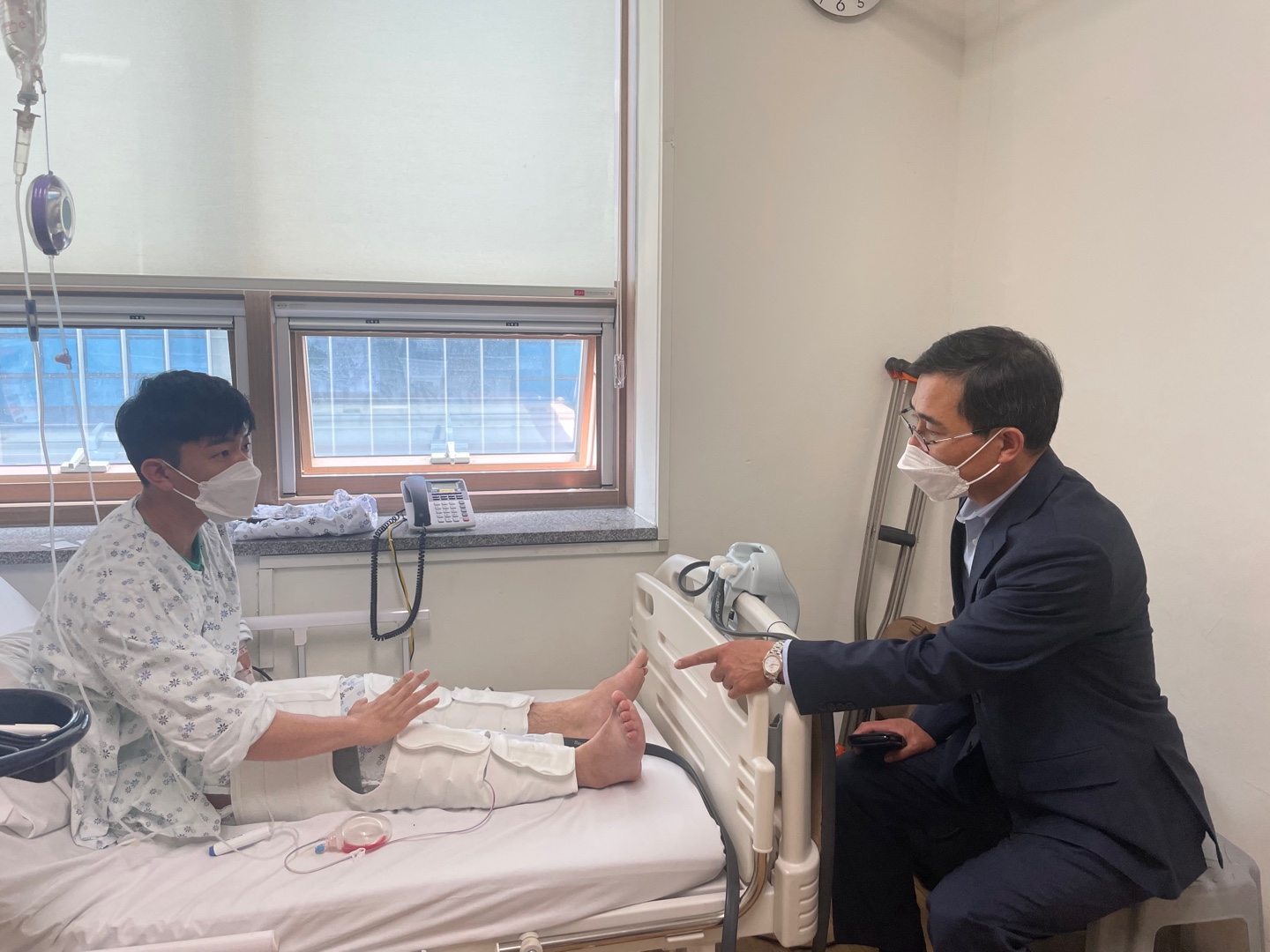 14일 박상식 군산해경서장이 지난 9일 긴급 출동 중 부상을 당한 황병훈 경장을 병문안해 위로의 뜻을 전하고 있다.