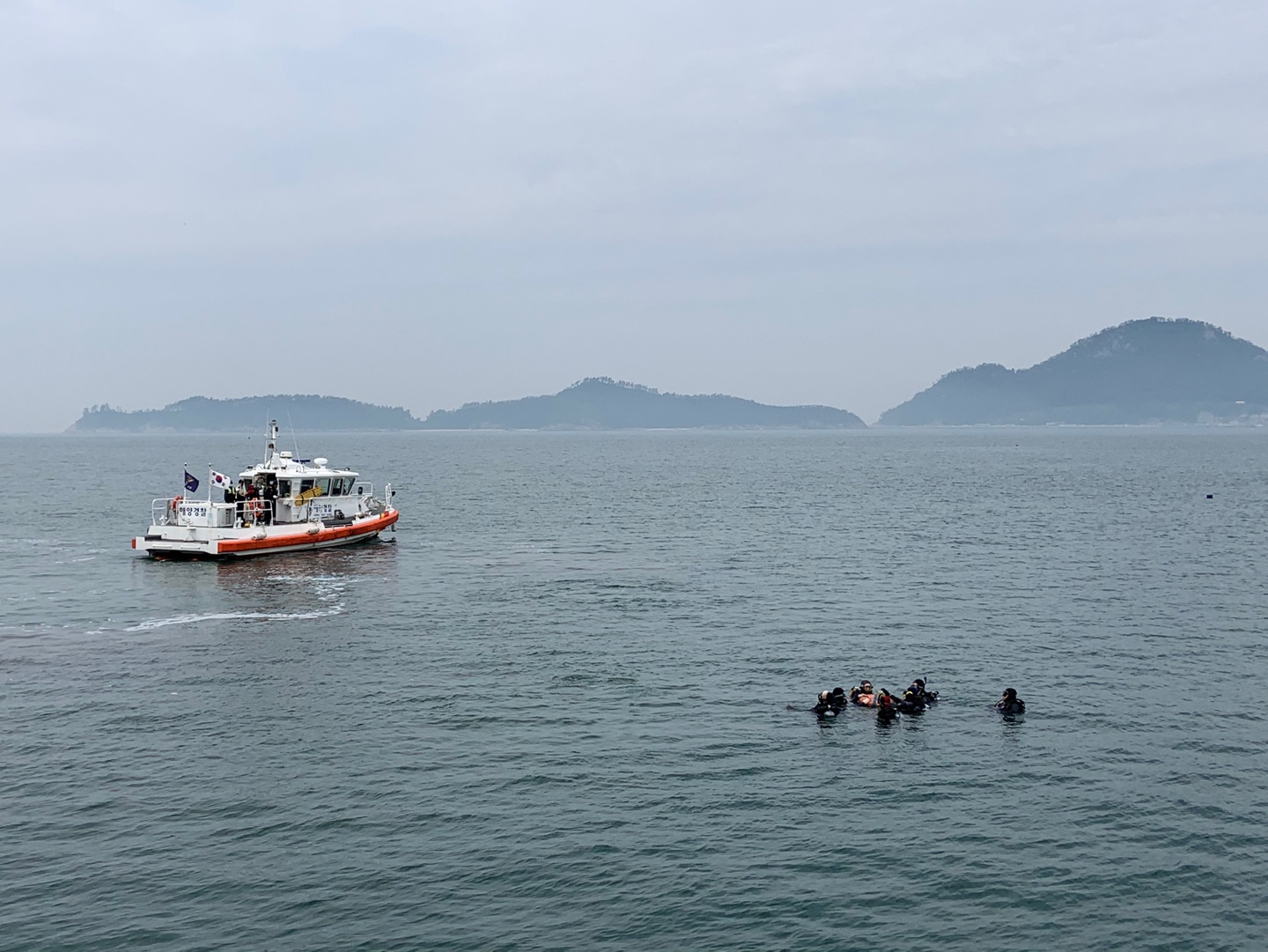 자료사진 군산해경 새만금파출소 직원들이 잠수장비를 착용하고 바다에 입수해 수중 정화활동을 펼치고 있다.