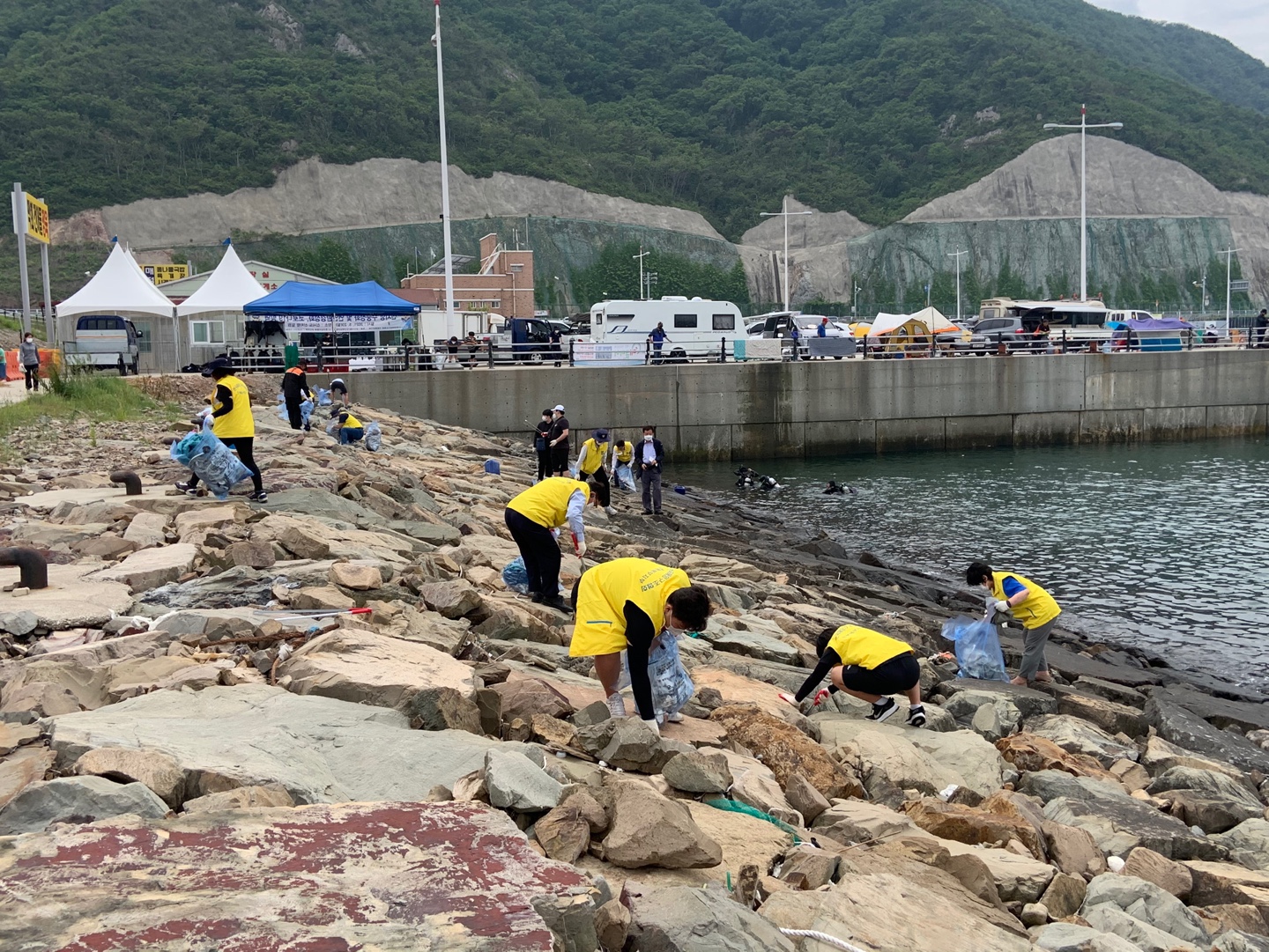 군산해경이 민·관 합동으로 새만금 신치항에서 해양 정화활동을 펼치고 있다.