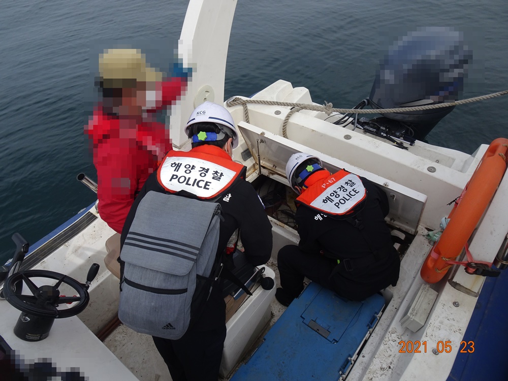 23일 군산 말도 남서쪽 6km 해상에서 배터리 방전으로 시동이 불가해진 모터보트 1척을 해경이 배터리 충전기를 이용해 재시동 조치를 하며 구조하는 모습