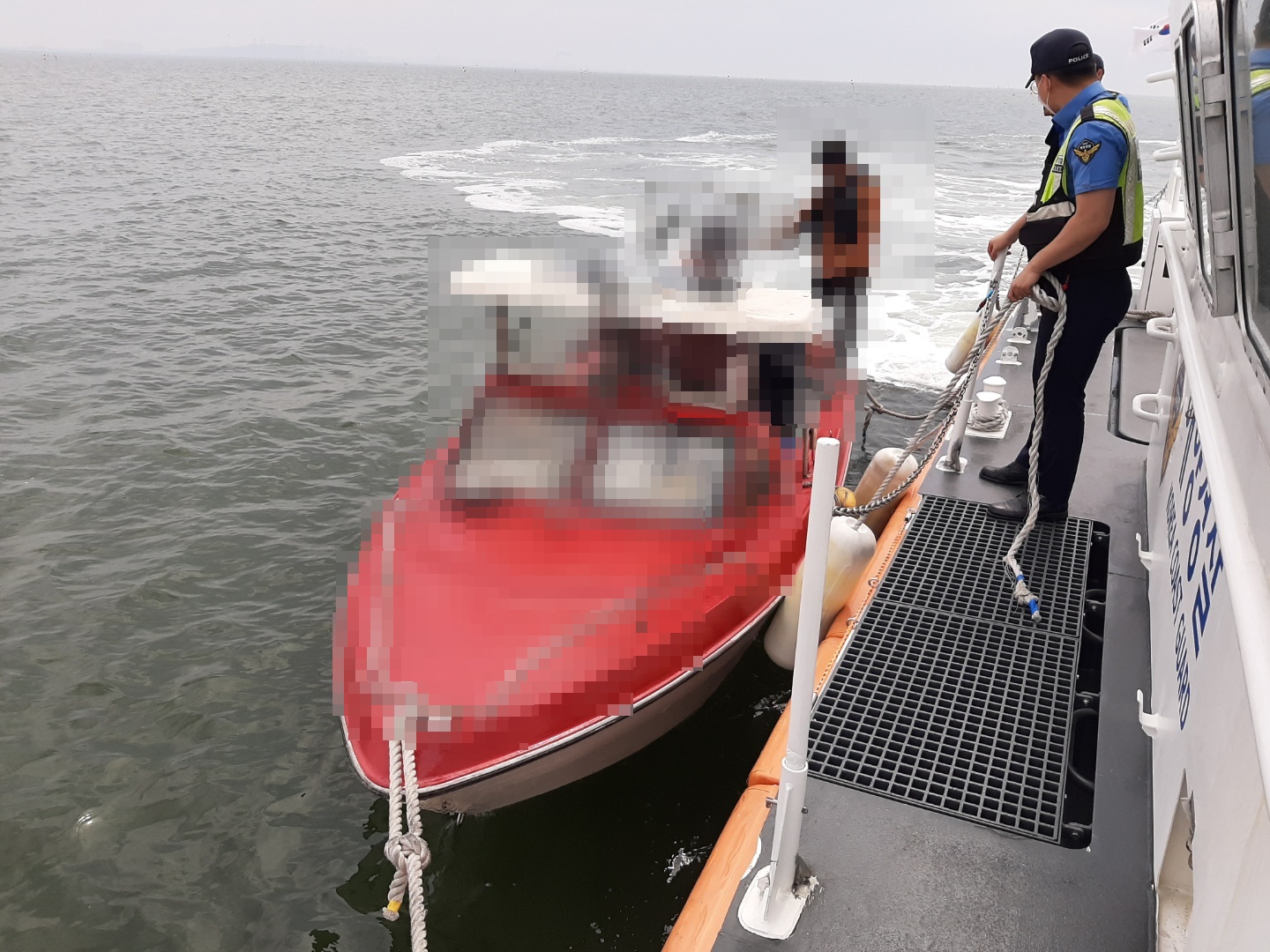 23일 군산 개야도 남동쪽 약 3km 해상에서 기관 고장으로 표류하는 모터보트 1척을 구조하고 있다