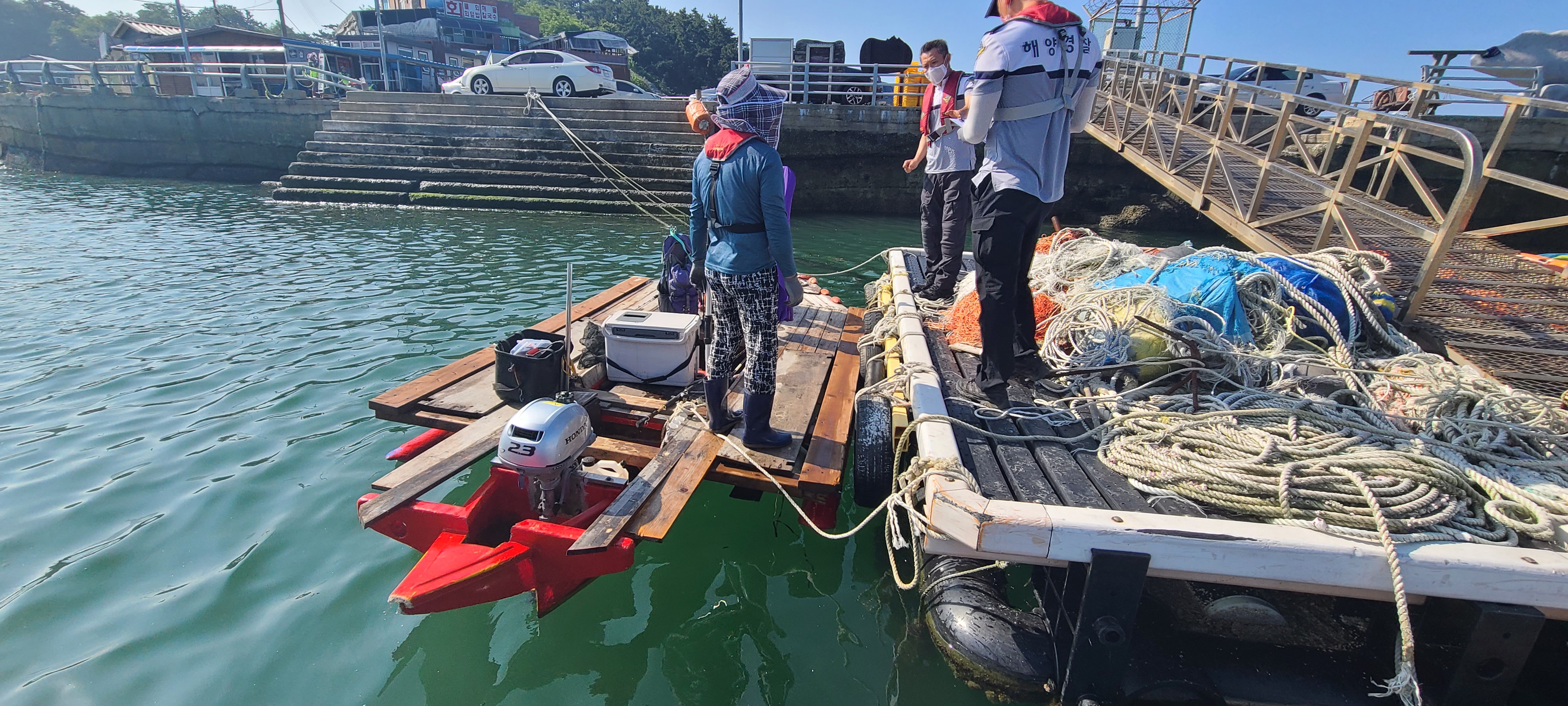 해양경찰이 수상레저 위반 행위를 지도·단속하고 있는 모습